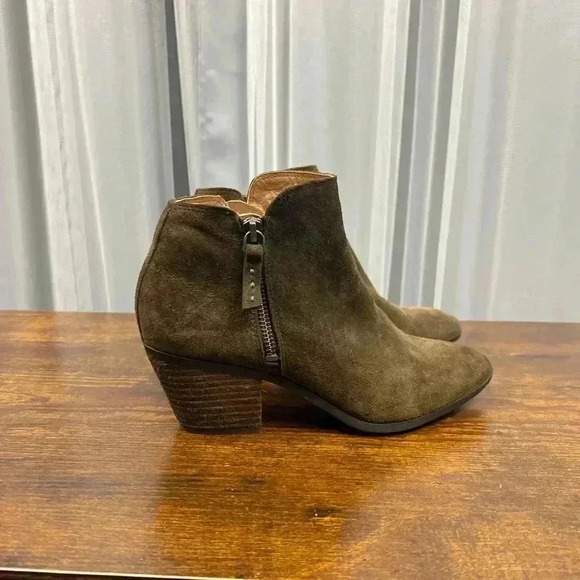 Frye & Co. Holly Zip Almond‎ Toe Stacked Heel Ankle Boots Brown Suede Women’s 7M - Picture 1 of 15